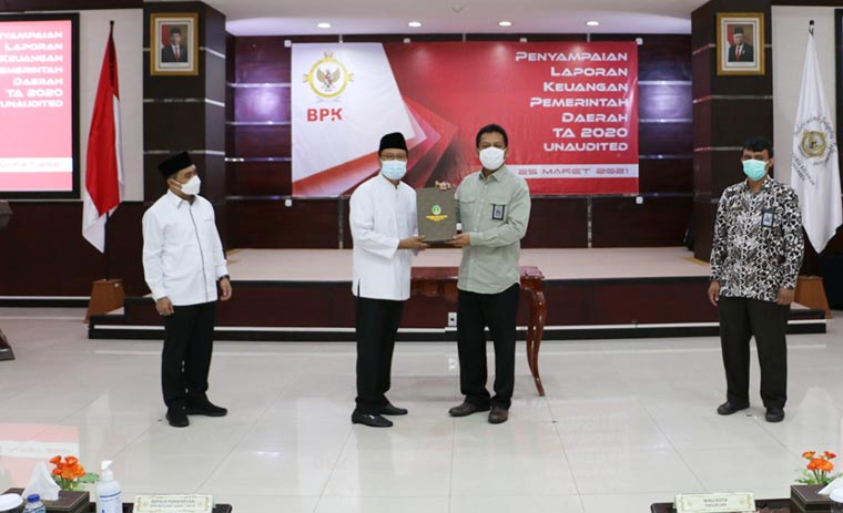 Penyerahan Laporan Keuangan Pemerintah Daerah TA 2020 oleh Wali Kota Pasuruan Saifullah Yusuf (Gus Ipul) kepada Kepala BPK RI Perwakilan Jatim Joko Agus Setyono.
