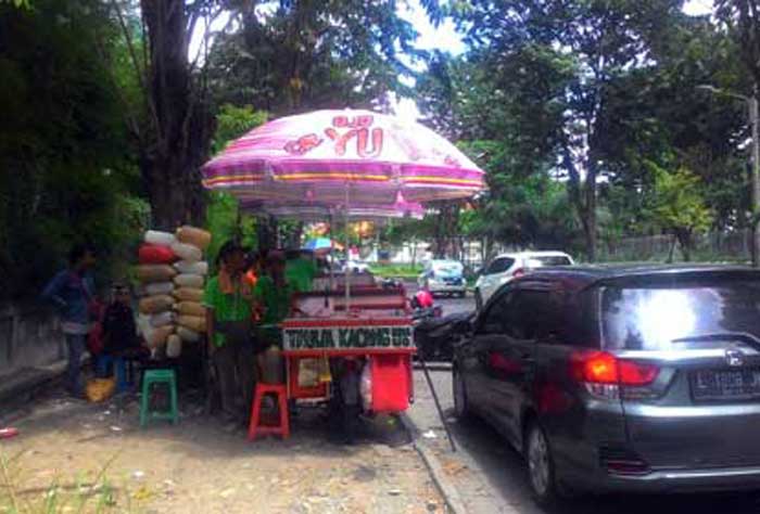Tampak tumpukan jurigen berisi air jahe di lapak Tauwa Pak Yudi... foto: Retno/ BANGSAONLINE