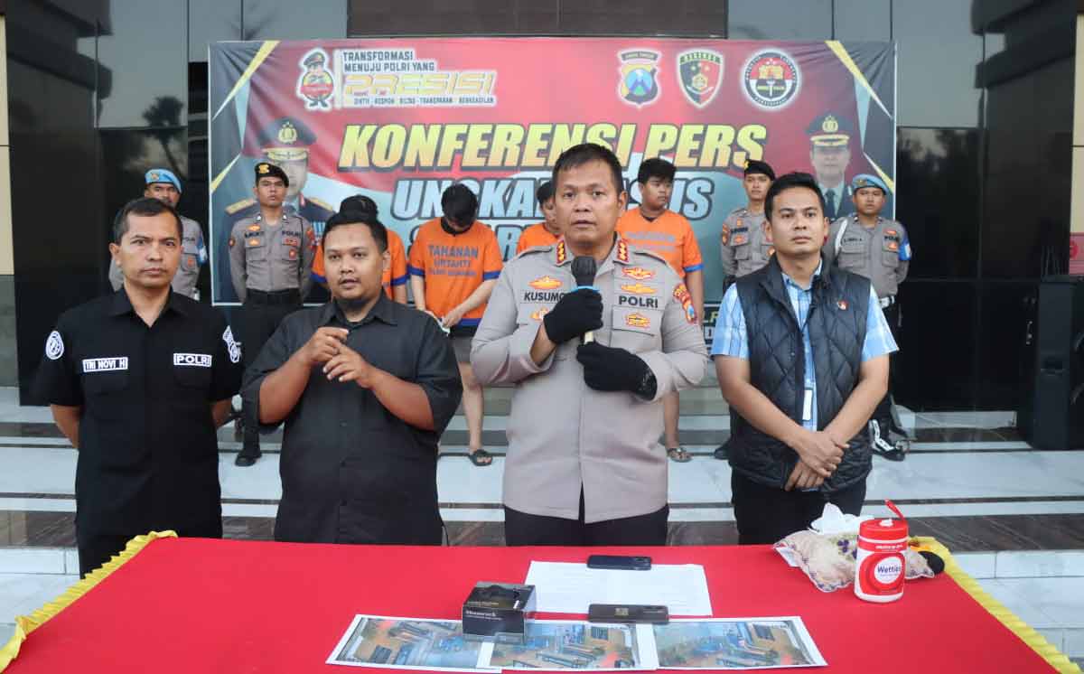 Kapolresta Sidoarjo, Kombes Pol Kusumo Wahyu Bintoro, saat konferensi pers terkait pengeroyokan penjaga warung kopi.
