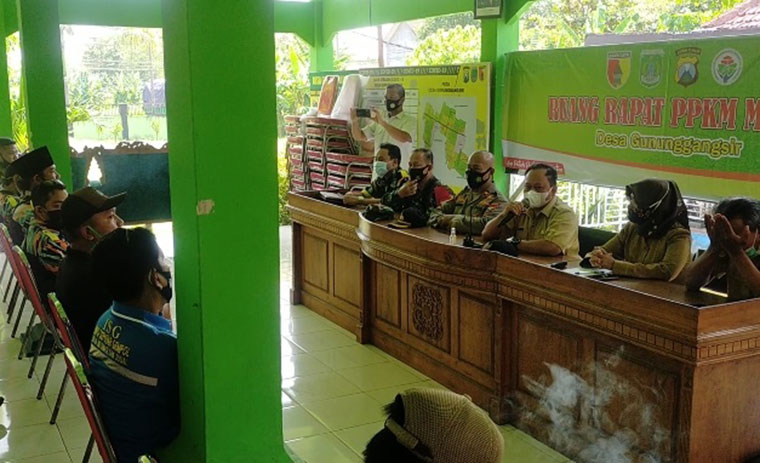 Pertemuan antara para aktivis dengan DPU Bina Marga terkait kerusakan jalan Gununggangsir Kecamatan Beji.