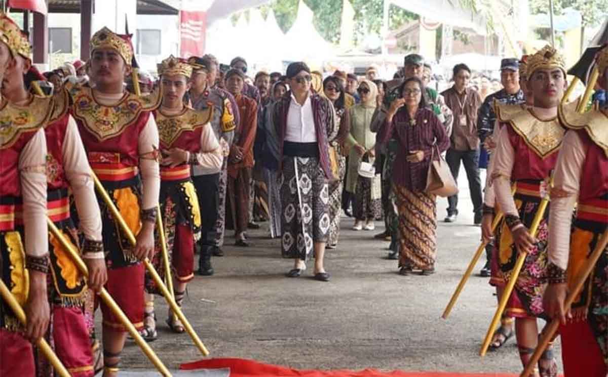 Bupati Trenggalek, Moch. Nur Arifin, di upacara adat Larung Sembonyo.
