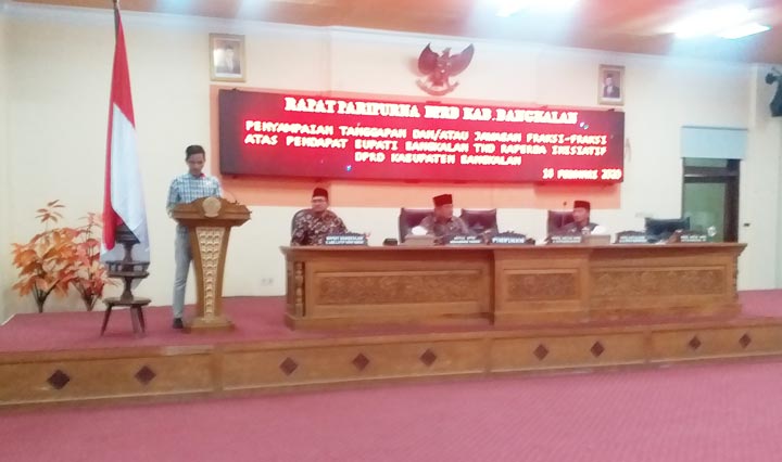 Ketua Fraksi PKB Mohammad Hotib membacakan tanggapan atas jawaban Bupati Bangkalan terkait 4 Raperda Inisiatif.