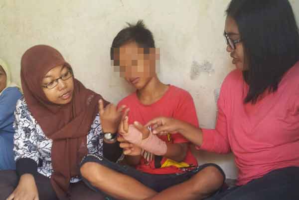 Korban AP saat didampingi oleh KPR dalam menyelesaikan kasus kekerasan yang terjadi di Prambon Tergayang, kecamatan Soko, Tuban. (foto: suwandi/BANGSAONLINE)