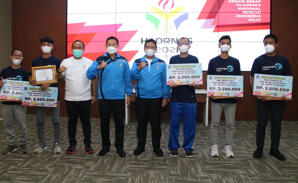 Bupati Lamongan Yuhronur Efendi dan Waki Bupati Abdul Rouf foto bersama insan olahraga berprestasi.