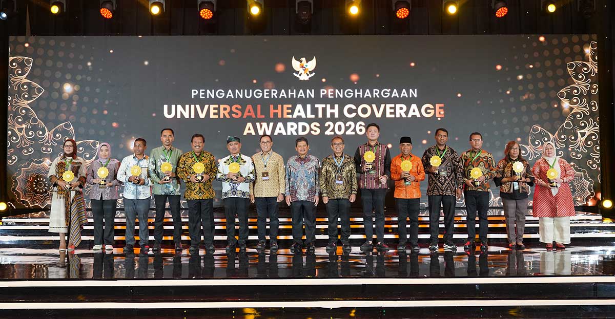 Asisten Pemerintahan dan Kesra Setdakab Sidoarjo, Ainun Amalia (paling kiri), saat menerima penghargaan UHC Awards 2026 di Jakarta. Foto: Ist