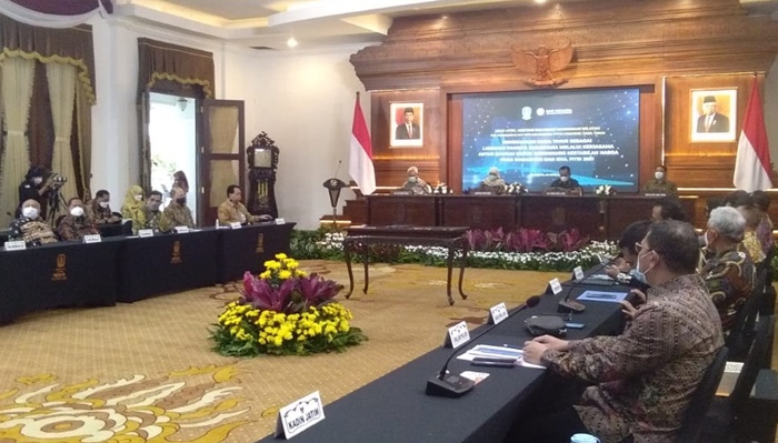 Tekan Inflasi Jelang Idul Fitri, Gubernur Khofifah Bersama Tim TPID Jatim Gelar Rakorwil