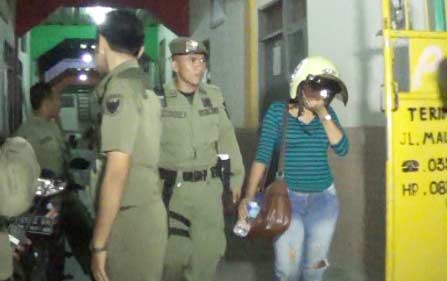 Petugas Satpol PP mengamankan beberapa pasangan bukan suami istri dalam razia. foto: arif kurniawan/ BANGSAONLINE