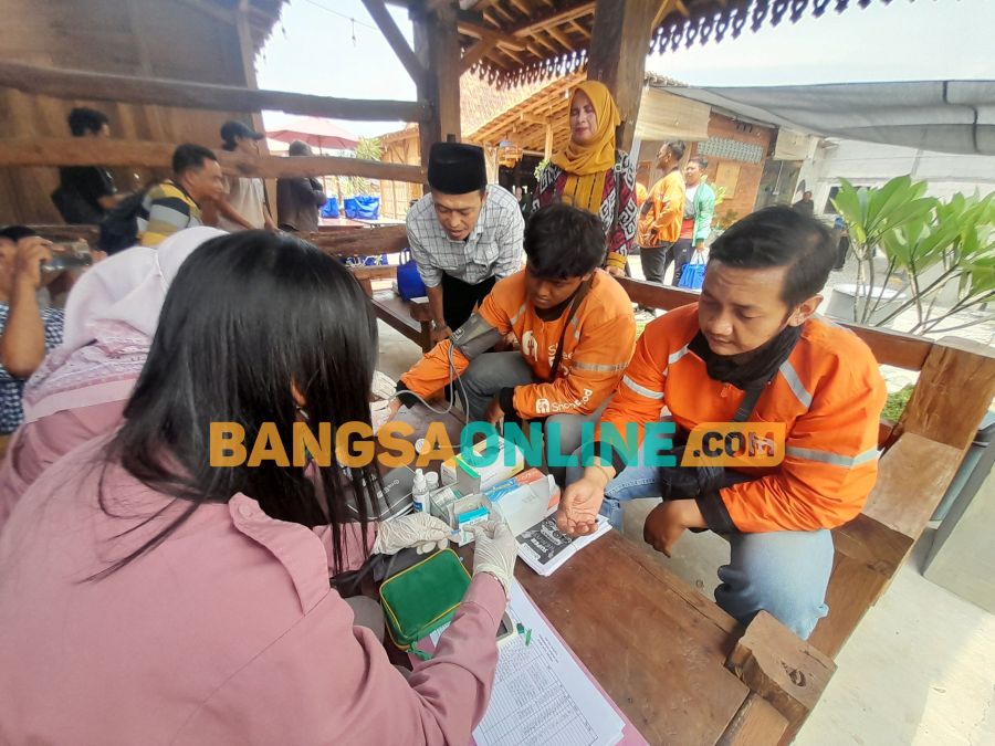 Dedi Irwansa saat baksos memperingati HUT ke-24 Partai Demokrat, Selasa (9/9/2025). foto: Mustain/BANGSAONLINE