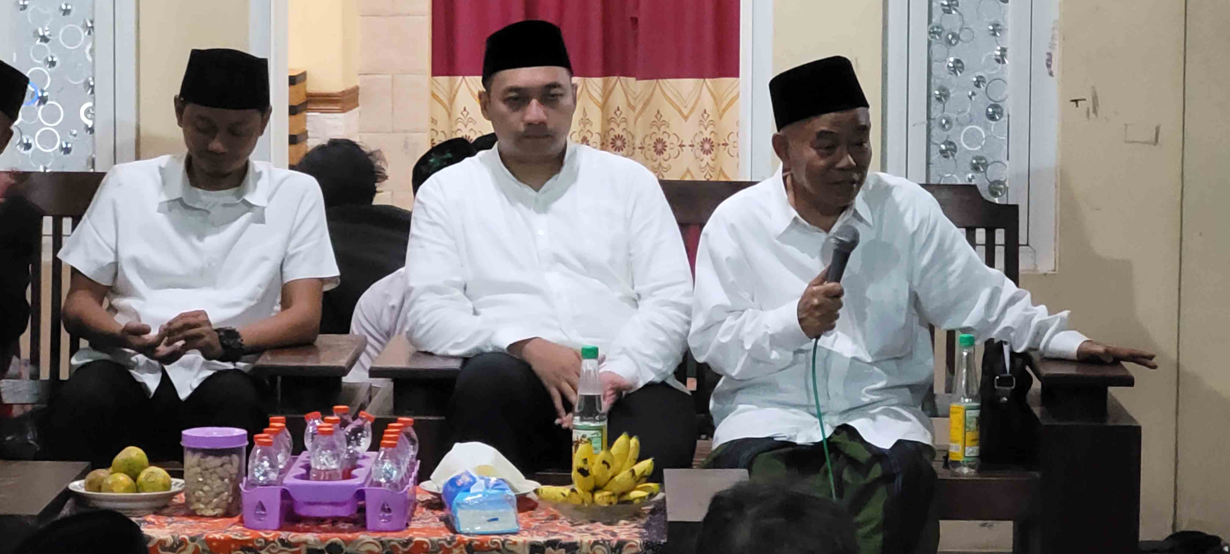 Prof Dr KH Asep Saifuddin Chalim, MA, (kiri) Muhammad Rizal Octavian (tengah) dan Muhammad Syukron Fahmi (Gus Fahmi (kiri) saat acara konsolidasi Korcam dan Kordes di Kecamatan Mojoanyar Mojokerto, Ahad (14/7/2024). Foto: MMA/bangsaonline