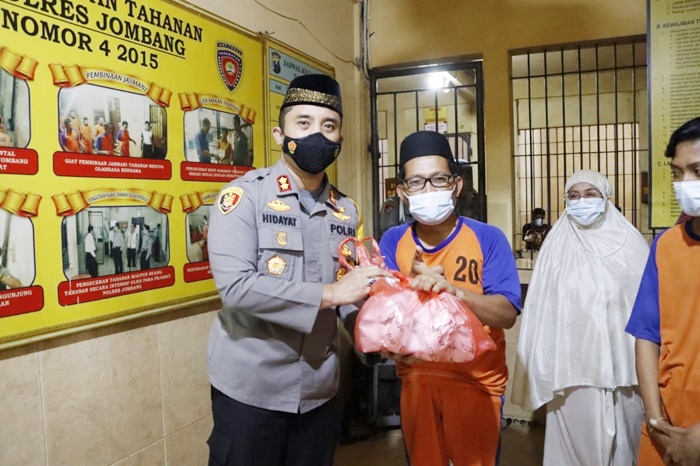Kapolres Jombang, AKBP Moh Nurhidayat bersama sejumlah tahanan.