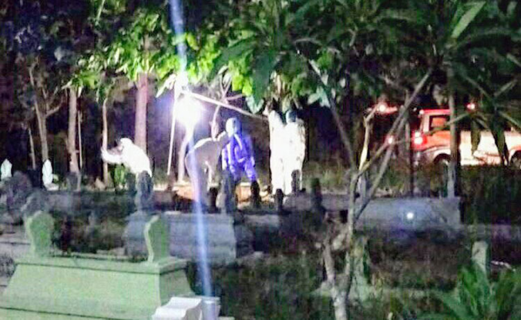 Suasana pemakaman jenazah warga Pedemawu Barat yang dikabarkan meninggal akibat Covid-19. 