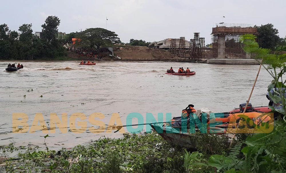 Memasuki hari ketiga pencarian, penyisiran diperluas hingga radius 55 kilometer dari titik kejadian tenggelamnya perahu penyeberangan.