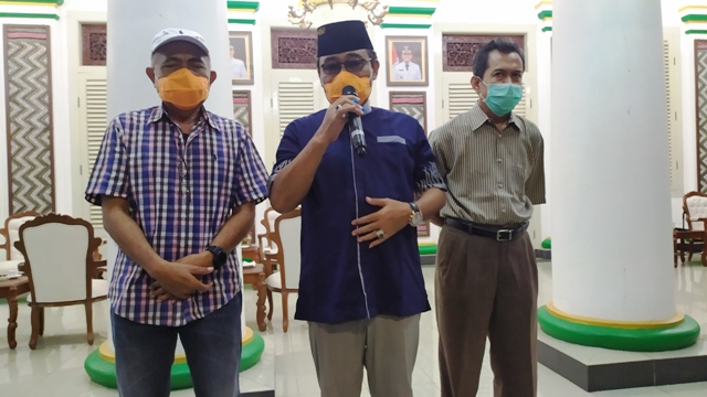Sekdakab Pamekasan Ir. Totok Hartono didampingi Direktur RSUD dr. Slamet Martodirdjo dan Plt. Kadindes saat menyampaikan bertambahnya pasien positif Corona.