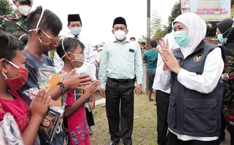 Rumah Bupati Jember Diterjang Banjir, Usai Sertijab, Khofifah Kunjungi Korban Serahkan Bantuan