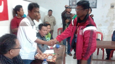Koordinator PAC pendukung Suhandoyo menyerahkan berkas Bacabup. (Haris/BANGSAONLINE)