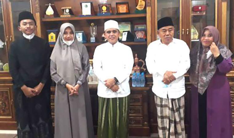 Prof. Dr. KH. Asep Saifuddin Chalim, M.A., dan Bupati Banyuwangi Ipuk Fiestiandani foto bersama di Pondok Pesantren Amanatul Ummah Pacet Mojkerto, Selasa (18/5/2021) malam. foto: ist