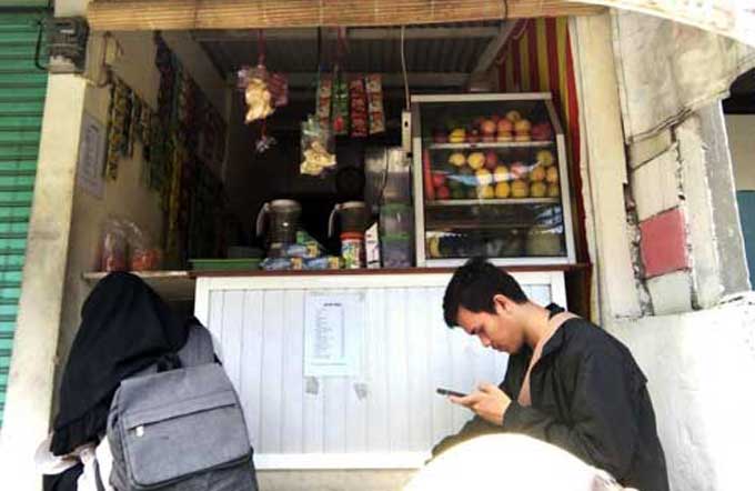 Gerai jus Ilham. Tak harus bagus, tapi berpenghasilan setara manajer. foto: RETNO A W/ BANGSAONLINE