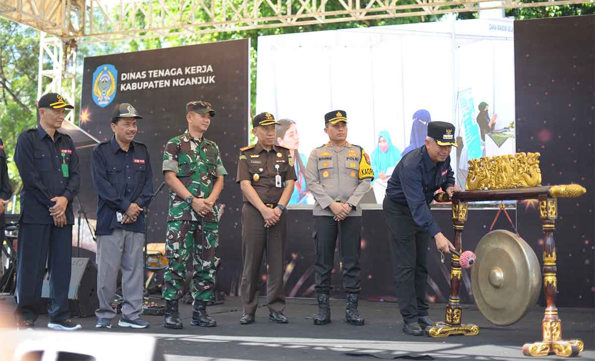 Pj Bupati Nganjuk saat membuka Job Fair Career Expo 2024.