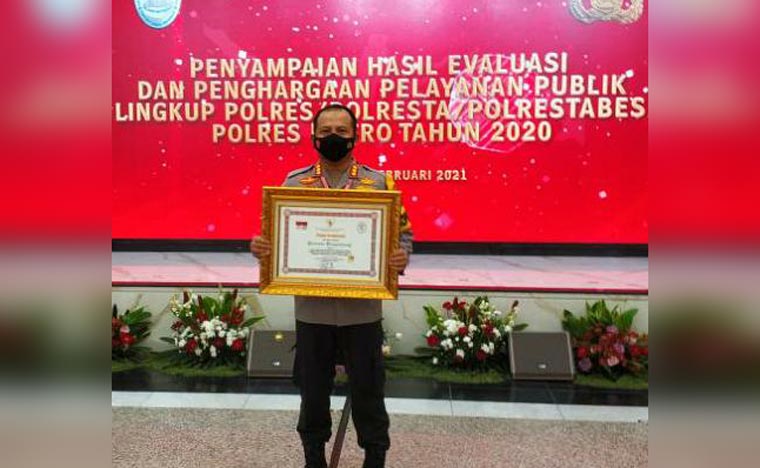 Kapolresta Banyuwangi Kombes Pol Arman Asmara Syarifuddin dengan penghargaan yang diterima.