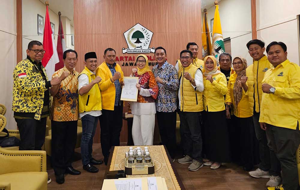 Pasangan Calon Bupati dan Wakil Bupati Lumajang, Indah Amperwati dan Yudha Adji Kusumaenwrima, saat menerima rekom dari Partai Golkar.