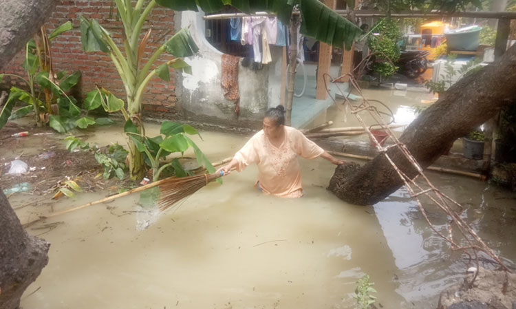 Kondisi banjir akibat meluapnya Kali Lamong yang merendam sejumlah desa di Kecamatan Dawarblandong, Mojokerto.