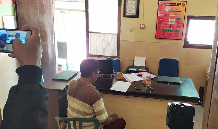 MS, ASN oknum kepala sekolah yang menyebarkan hoax saat diperiksa di Polsek Pademawu.