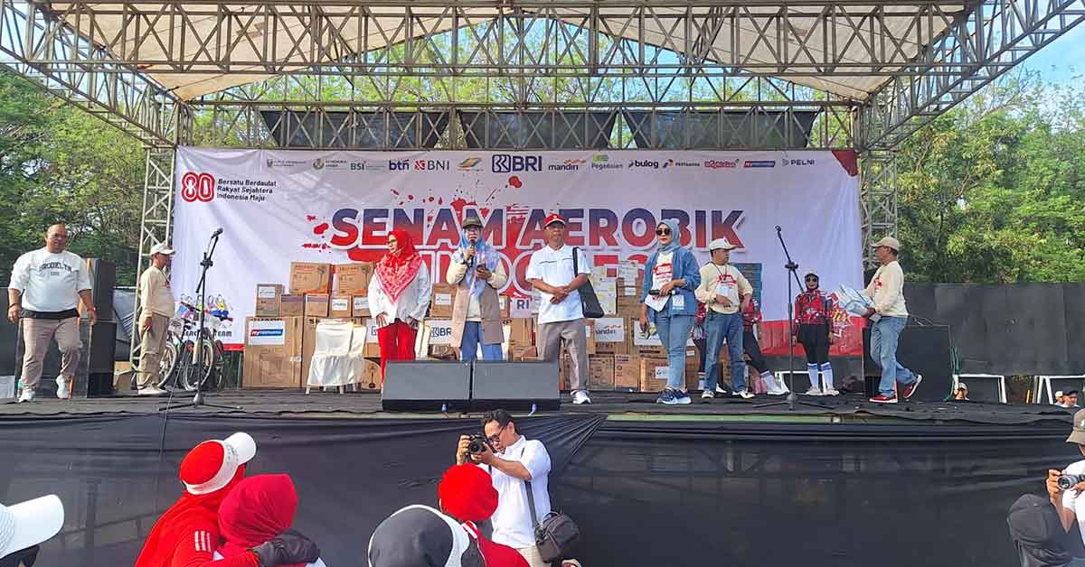 Ketua Fraksi Gerindra DPRD Gresik, Nur Saidah, bersama Yuyun Wahyudi dan anggota Fraksi Gerindra DPR RI, Khilmi, saat menyapa peserta senan aerobik. Foto: Ist