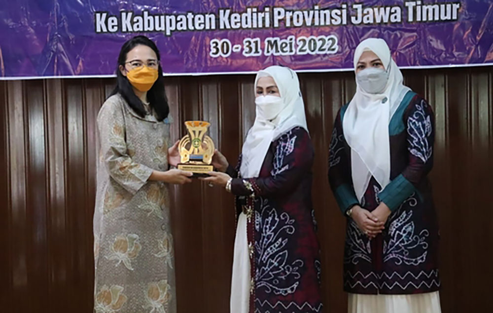 Ketua TP PKK Kabupaten Kediri Eriani Annisa Hanindhito (kiri) saat menerima cenderamata dari Ketua TP PKK Kabupaten Tapin Hj. Ratna Ellyani. Foto: Ist.