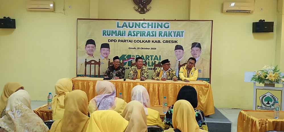 Dari kanan, Wakil Sekretaris DPD Golkar Jatim Ahmad Nurhamim, Ketua DPD Golkar Gresik Wongso Negoro, Sekretaris Kusnul Fikhan, dan Bendahara Aden Hobbil Koiri saat launching Rumah Aspirasi Rakyat. Foto: SYUHUD/ BANGSAONLINE