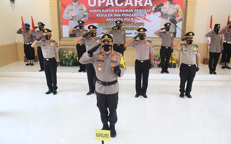 Kapolres Pasuruan AKBP Rofiq Ripto Himawan (paling depan) saat memimpin Upacara Korps Rapor Kenaikan Pangkat Reguler dan Pengabdian Anggota.