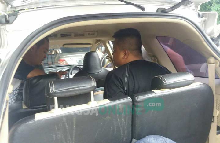 Tersangka yang mengaku anggota Paspampres hendak dibawa ke Mapolres Klaten. foto: ZAINAL ABIDIN/ BANGSAONLINE
