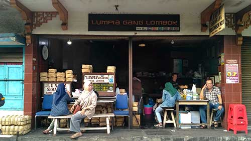 Gerai lendaris, mencipta jajanan legendaris. foto: Ahmad Faaiq Al Waafiy