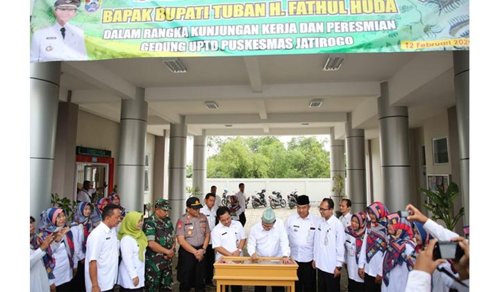 Bupati Huda saat meresmikan Puskesmas Jatirogo, Rabu (12/2).