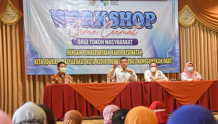 Wali Kota Kediri, Abdullah Abu Bakar, saat memberi sambutan di acara Workshop Gerakan Masyarakat Cerdas Menggunakan Obat bagi tokoh masyarakat. Foto: Ist