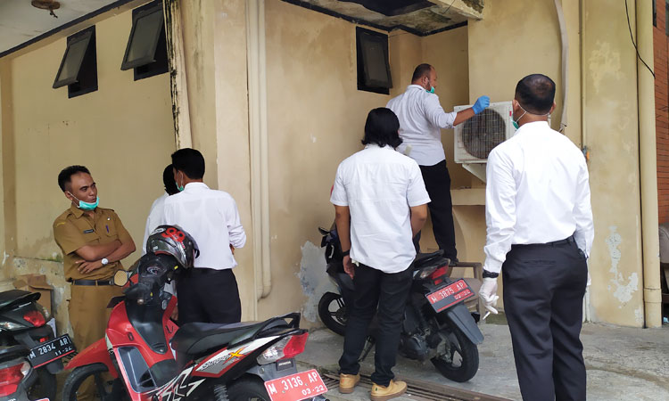 Petugas Satreskrim Polres Pamekasan saat melakukan olah TKP di kantor DPRD Pamekasan yang disatroni pencuri. 