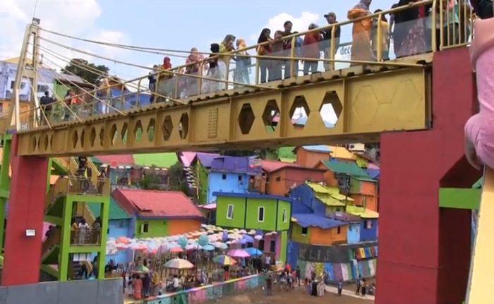 Salah satu spot untuk melakukan foto lainnya adalah jembatan kaca yang menghubungkan antara Kampung Tridi dan Kampung Warna-warni di Jodipan.