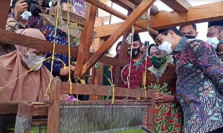 Menteri Desa PDTT dan Transmigrasi saat meninjau pengrajin kain tenun di Desa Wedani Kecamatan Cerme. foto: SYUHUD/ BANGSAONLINE.com