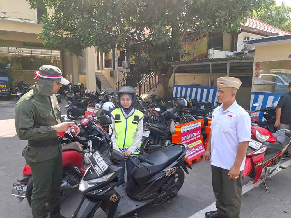 Petugas Pelayanan SIM Polres Blitar Kota mengenakan pakaian ala pejuang kemerdekaan RI. (Ist)