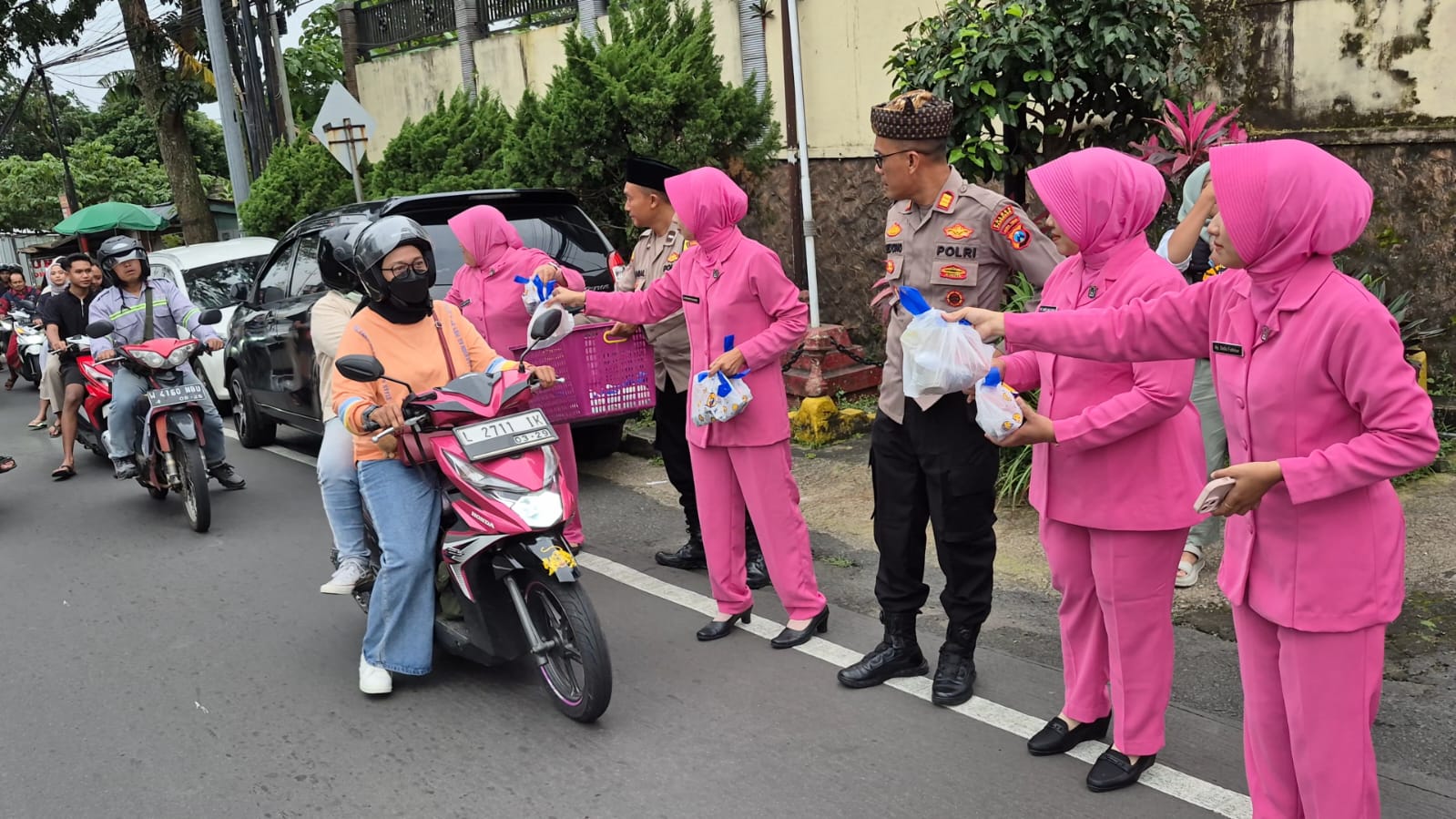 Kegiatan berbagi takjil Polsek Prigen