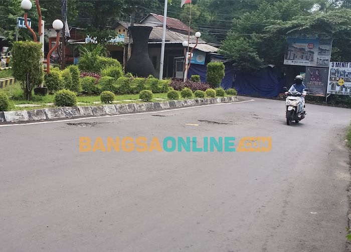 Ruas jalan kabupaten di Dusun Srembi, Desa Kembangan, Kecamatan Kebomas rusak dengan kondisi berlubang. FOTO: SYUHUD/BANGSAONLINE.