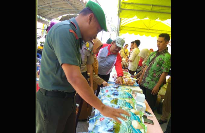 Dandim, Kapolres dan Kepala Dinas Koperasi dan Usaha Mikro saat meninjau stan.
