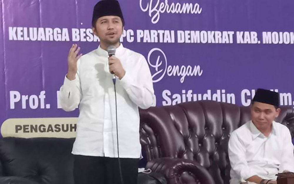 Ketua DPD Partai Demokrat Jawa Timur Emil Dardak saat memberikan sambutan dalam acara buka bersama (bukber) bersama Prof. Dr. KH. Asep Saifuddin Chalim, M.A. di Masjid Kampus Instiut KH Abdul Chalim (IKHAC) Pacet, Mojokerto, Sabtu (30/4/2022) malam. Tampak Muhammad Al Barra (Gus Bara), Putra Kiai Asep yang Wakil Bupati Mojokerto duduk di kursi, Foto: ROCHMAT SAIFUL ARIS/ BANGSAONLINE