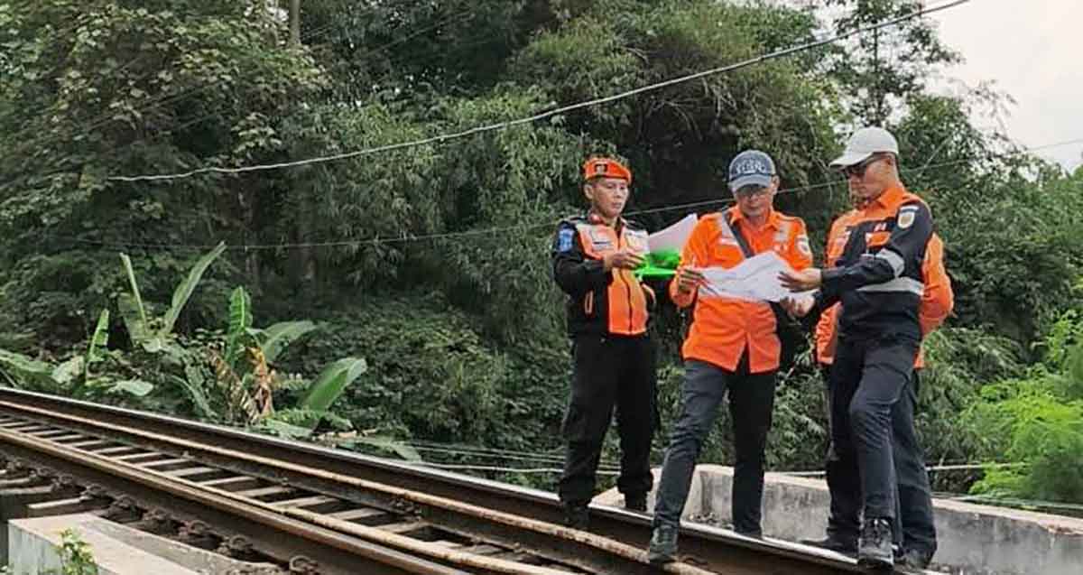 Peninjauan yang dilakukan petugas dari KAI Daop 7 Madiun di Jalur Talun-Garum.