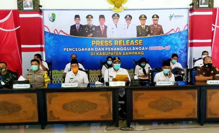 Bupati Sampang Slamet Junaidi saat jumpa pers mengumumkan adanya pasien positif Covid-19.