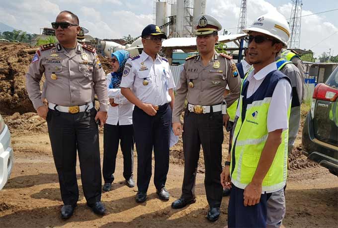 Jajaran petugas Jalan Raya Jatim saat survei kesiapan tol.