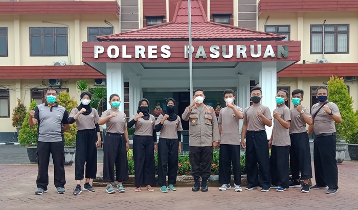 Kasat Binmas Polres Pasuruan Iptu Mastuki saat memberangkatkan 8 atlet pencak silat di halaman Mapolres Pasuruan. foto: M ANDY FACHRUDIN/ BANGSAONLINE