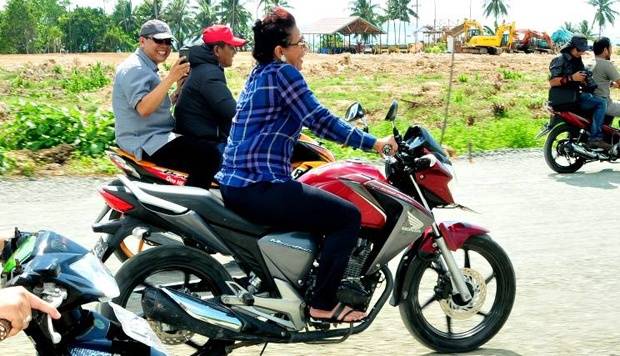 Menteri Susi selalu nyleneh dan nyentrik. Tampak ia naik motor megapro, kendaraan yang biasa dipakai orang laki. Foto: tempo.co.id