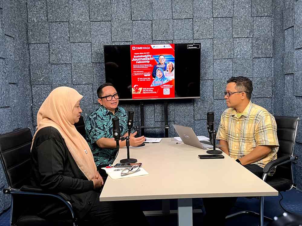 Dari kiri, Ketua Umum Aliansi Jurnalis Independen (AJI) Indonesia Nany Afrida, Corporate Communications Head CIMB Niaga Hery Kurniawan, dan moderator dari Indonesian Institute of Journalism (IIJ) Asnil Bambani Amri. 