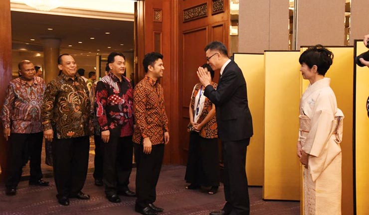 Wakil Gubernur Jawa Timur Emil Elestianto Dardak didampingi Asisten II Sekdaprov, Dr. Jumadi menghadiri resepsi hari ulang tahun ke-60 Kaisar Jepang Naruhito yang diselenggarakan di Ballroom Hotel JW Marriot Surabaya, Kamis (20/2) malam. foto: ist