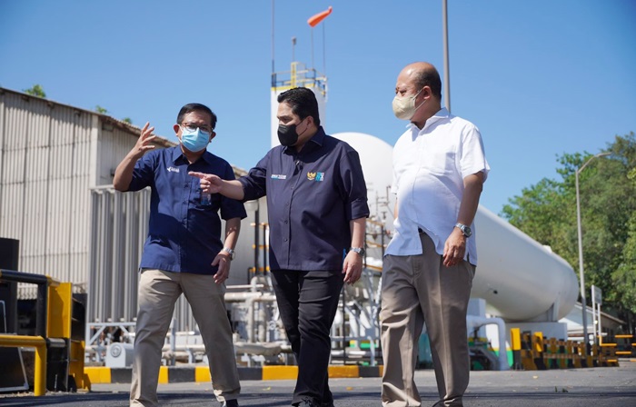 Menteri BUMN Erick Thohir (tengah) didampingi Dirut Petrokimia Gresik Dwi Satriyo Annurogo (kiri) dan Dirut Pupuk Indonesia Bakir Pasaman saat meninjau unit produksi oksigen ASP. foto: SYUHUD/BANGSAONLINE